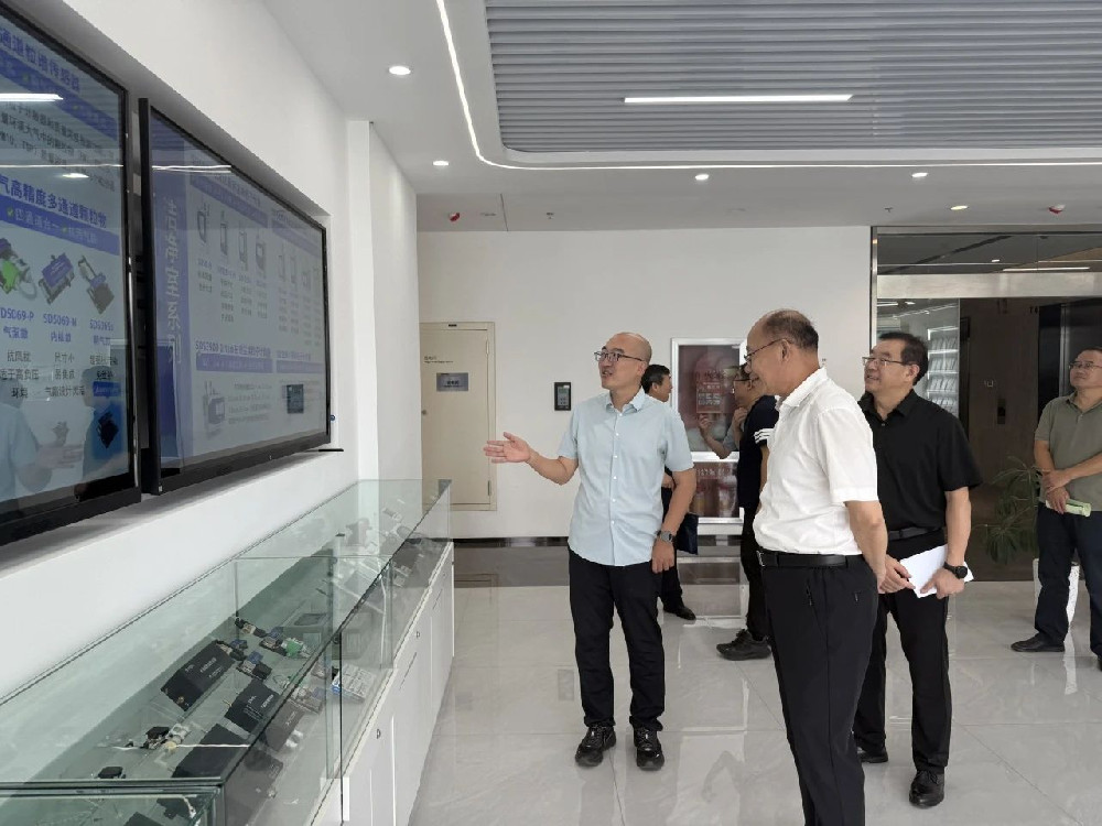 市政协领导参观诺方.jpg